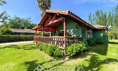 Casa en Venta en Condominio acceso y vista al Lago