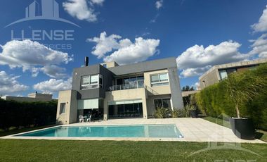 Casa 5 ambientes, 2 plantas, en venta, Barrio Privado Las Golondrinas -APTA CREDITO-