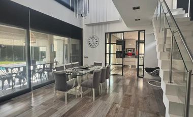 Casa 5 ambientes, 2 plantas, en venta, Barrio Privado Las Golondrinas -APTA CREDITO-