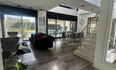Casa 5 ambientes, 2 plantas, en venta, Barrio Privado Las Golondrinas -APTA CREDITO-