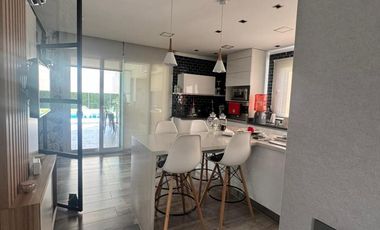 Casa 5 ambientes, 2 plantas, en venta, Barrio Privado Las Golondrinas -APTA CREDITO-