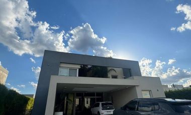 Casa 5 ambientes, 2 plantas, en venta, Barrio Privado Las Golondrinas -APTA CREDITO-