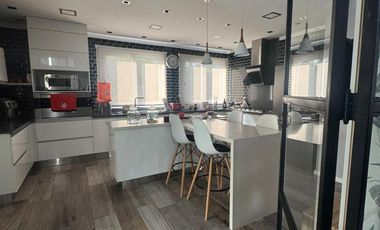 Casa 5 ambientes, 2 plantas, en venta, Barrio Privado Las Golondrinas -APTA CREDITO-