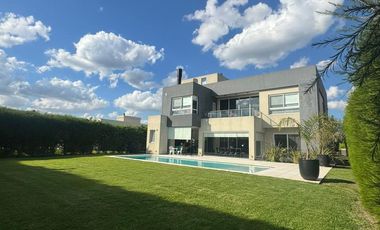 Casa 5 ambientes, 2 plantas, en venta, Barrio Privado Las Golondrinas -APTA CREDITO-
