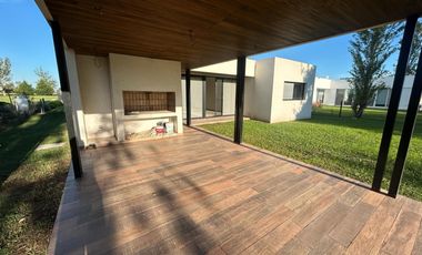 CASA A LA VENTA EN LA RINCONADA 3 DORMITORIOS