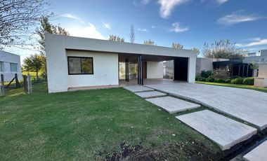 CASA A LA VENTA EN LA RINCONADA 3 DORMITORIOS
