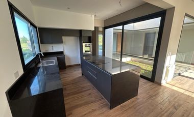 CASA A LA VENTA EN LA RINCONADA 3 DORMITORIOS