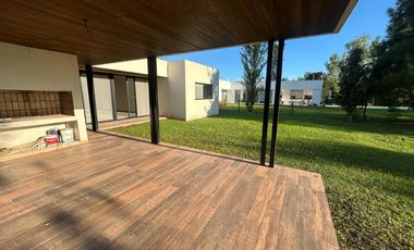 CASA A LA VENTA EN LA RINCONADA 3 DORMITORIOS