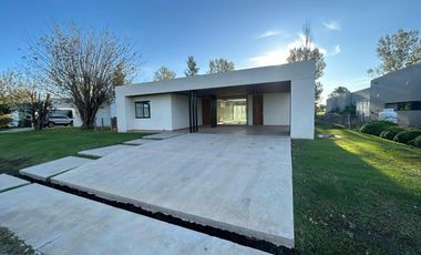 CASA A LA VENTA EN LA RINCONADA 3 DORMITORIOS
