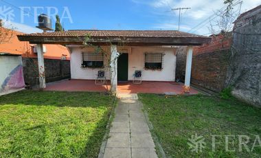 Venta casa de 3 ambientes con jardín en  Ezpeleta