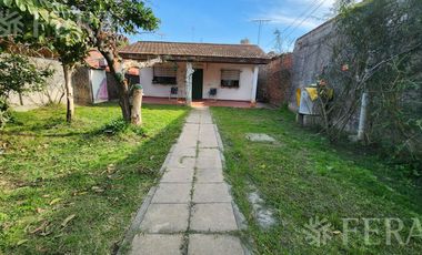 Venta casa de 3 ambientes con jardín en  Ezpeleta