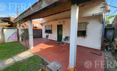 Venta casa de 3 ambientes con jardín en  Ezpeleta