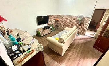 CASA CON DOS PHS EN BLOCK CON PATIO TERRAZA Y PARRILLA EN LA BOCA VENTA