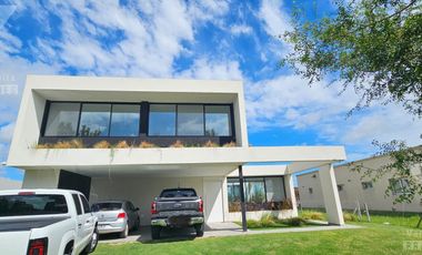 Casa a estrenar de 5 ambientes. Piscina con vista al lago.  Oportunidad.