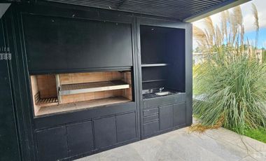 Casa a estrenar de 5 ambientes. Piscina con vista al lago.  Oportunidad.