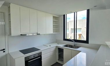 Casa a estrenar de 5 ambientes. Piscina con vista al lago.  Oportunidad.