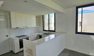 Casa a estrenar de 5 ambientes. Piscina con vista al lago.  Oportunidad.