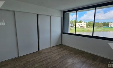 Casa a estrenar de 5 ambientes. Piscina con vista al lago.  Oportunidad.