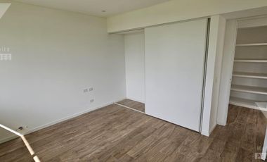 Casa a estrenar de 5 ambientes. Piscina con vista al lago.  Oportunidad.