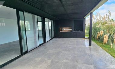 Casa a estrenar de 5 ambientes. Piscina con vista al lago.  Oportunidad.