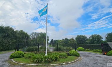Casa a estrenar de 5 ambientes. Piscina con vista al lago.  Oportunidad.