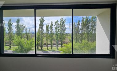 Casa a estrenar de 5 ambientes. Piscina con vista al lago.  Oportunidad.