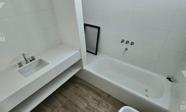 Casa a estrenar de 5 ambientes. Piscina con vista al lago.  Oportunidad.