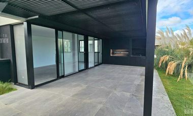 Casa a estrenar de 5 ambientes. Piscina con vista al lago.  Oportunidad.
