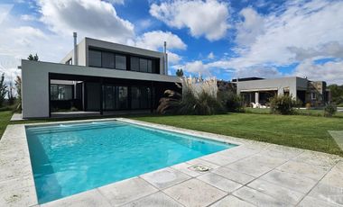 Casa a estrenar de 5 ambientes. Piscina con vista al lago.  Oportunidad.