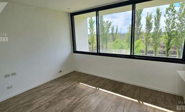 Casa a estrenar de 5 ambientes. Piscina con vista al lago.  Oportunidad.