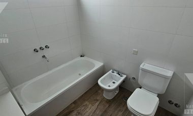 Casa a estrenar de 5 ambientes. Piscina con vista al lago.  Oportunidad.