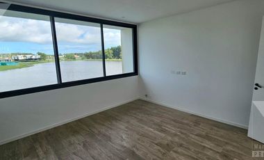 Casa a estrenar de 5 ambientes. Piscina con vista al lago.  Oportunidad.