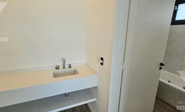 Casa a estrenar de 5 ambientes. Piscina con vista al lago.  Oportunidad.