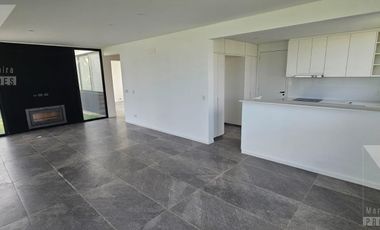Casa a estrenar de 5 ambientes. Piscina con vista al lago.  Oportunidad.