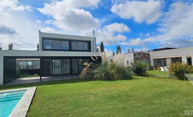 Casa a estrenar de 5 ambientes. Piscina con vista al lago.  Oportunidad.