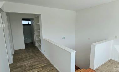 Casa a estrenar de 5 ambientes. Piscina con vista al lago.  Oportunidad.