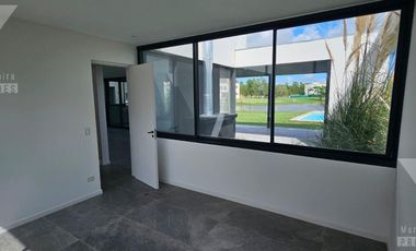 Casa a estrenar de 5 ambientes. Piscina con vista al lago.  Oportunidad.