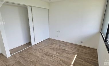 Casa a estrenar de 5 ambientes. Piscina con vista al lago.  Oportunidad.