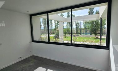 Casa a estrenar de 5 ambientes. Piscina con vista al lago.  Oportunidad.
