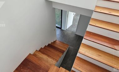 Casa a estrenar de 5 ambientes. Piscina con vista al lago.  Oportunidad.