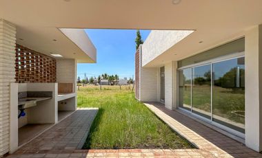 VENTA - Casa de 2 dormitorios. Pinares del Sur.