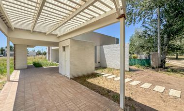 VENTA - Casa de 2 dormitorios. Pinares del Sur.