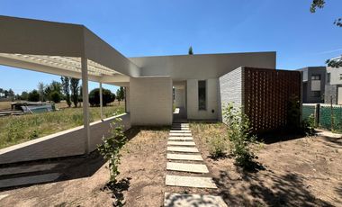 VENTA - Casa de 2 dormitorios. Pinares del Sur.