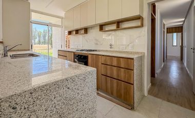 VENTA - Casa de 2 dormitorios. Pinares del Sur.