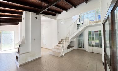 Vendemos hermosa propiedad en calle Blas Parera.