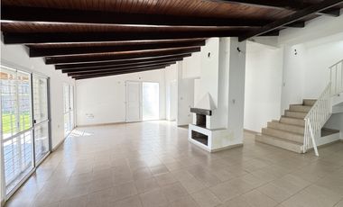 Vendemos hermosa propiedad en calle Blas Parera.