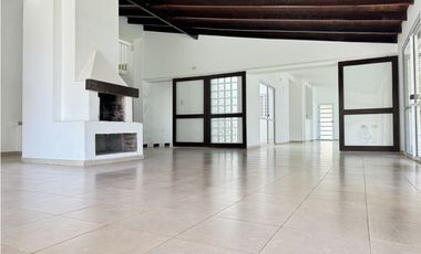 Vendemos hermosa propiedad en calle Blas Parera.