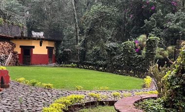 PROPIEDAD EN COLONIA DEL BOSQUE EN CUERNAVACA MORELOS CON JARDÍN PRIVADO Y VIGILANCIA