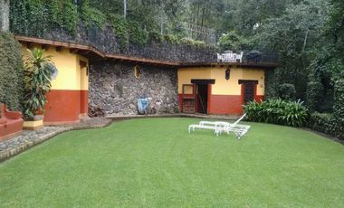 PROPIEDAD EN COLONIA DEL BOSQUE EN CUERNAVACA MORELOS CON JARDÍN PRIVADO Y VIGILANCIA