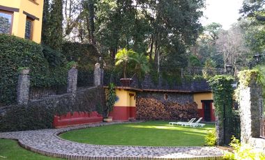 PROPIEDAD EN COLONIA DEL BOSQUE EN CUERNAVACA MORELOS CON JARDÍN PRIVADO Y VIGILANCIA